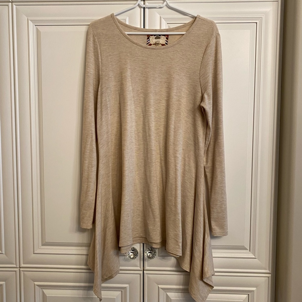 CUPIO Size Large Beige Long Sleeve Tunic Top with Sharkbite Hem